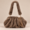 F2C79E34-EB01-4423-895C-44929E6DEBDA Mäkka kožušinová Fluffy Bag s kožušinovým strapom a zlatou retiazkou.